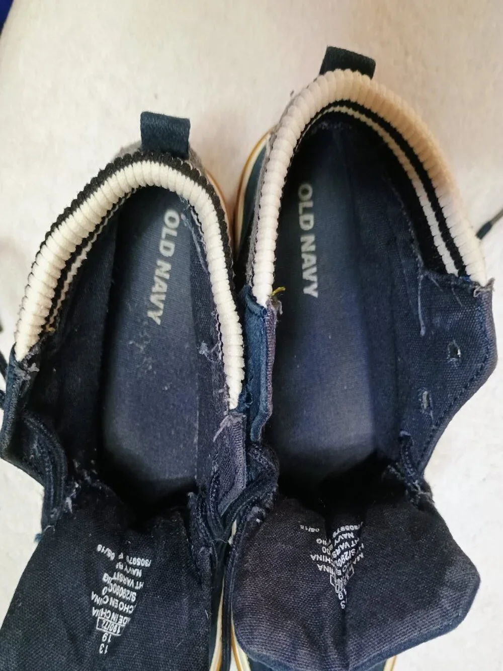 EUC Kids Old Navy Sz 13 Navy Blue High Top Varsity Sneakers Comfort Gum Sole